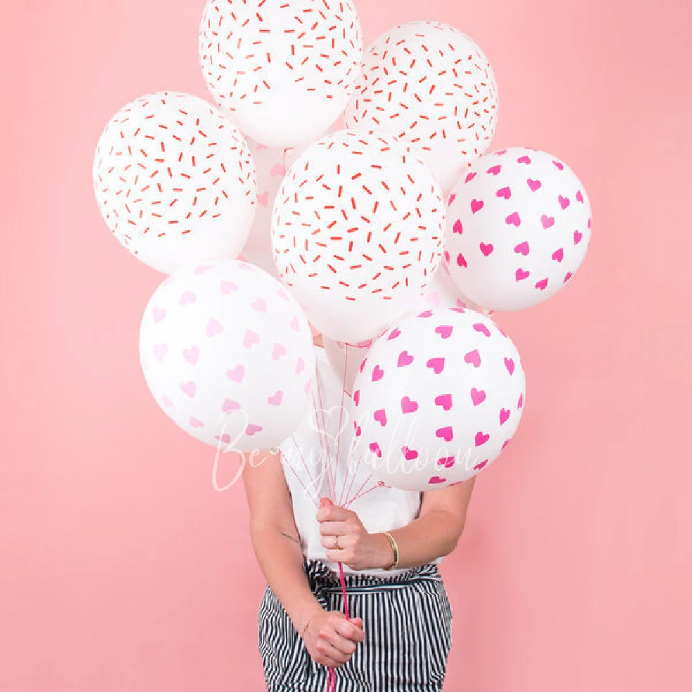 5 heart patterned balloons